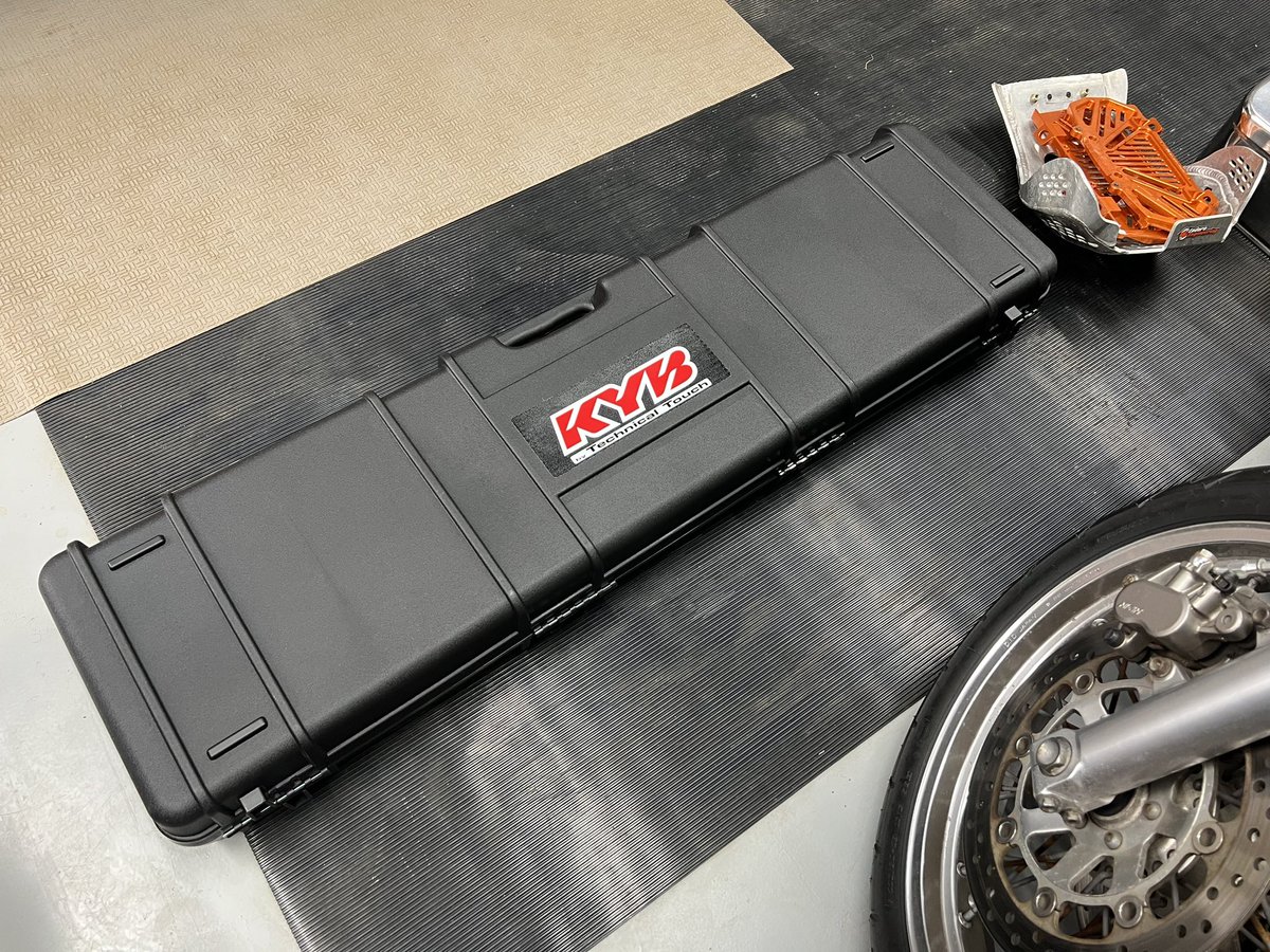 teamrexpower's tweet photo. 全身バキバキ筋肉痛で痛い😓
しかし‼️ｷﾀｷﾀｷﾀｷﾀｷﾀー
ファクトリーサス😁ﾆﾔ
なんとまぁ美しい🤩
来週僕のマシンでフィッティング見て
アクスルとカラー作って組んでみよ🎵
ボトムブラケットカバーも製作しなきゃ
あー忙しい忙しい🤣www
#kyb
#technicaltouch
#リッジサイクル https://t.co/FxbV0zqHLk