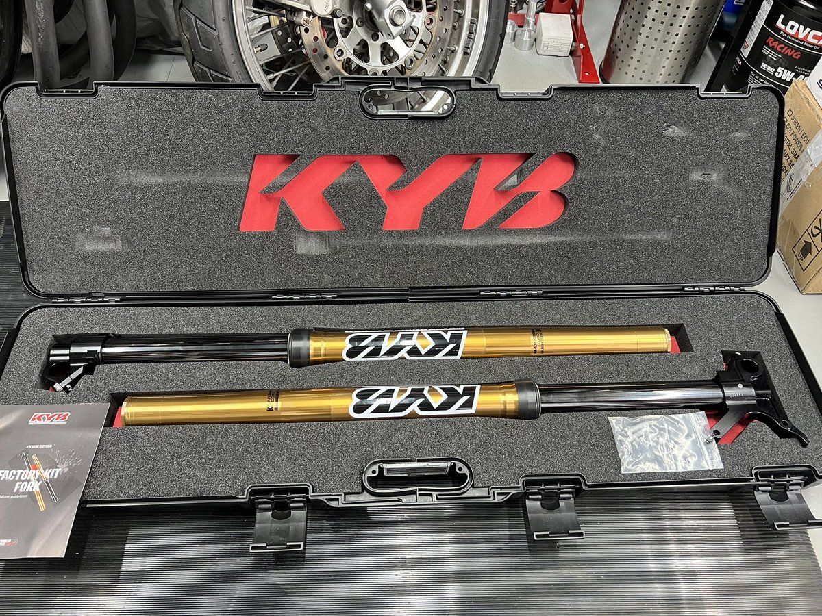 teamrexpower's tweet photo. 全身バキバキ筋肉痛で痛い😓
しかし‼️ｷﾀｷﾀｷﾀｷﾀｷﾀー
ファクトリーサス😁ﾆﾔ
なんとまぁ美しい🤩
来週僕のマシンでフィッティング見て
アクスルとカラー作って組んでみよ🎵
ボトムブラケットカバーも製作しなきゃ
あー忙しい忙しい🤣www
#kyb
#technicaltouch
#リッジサイクル https://t.co/FxbV0zqHLk