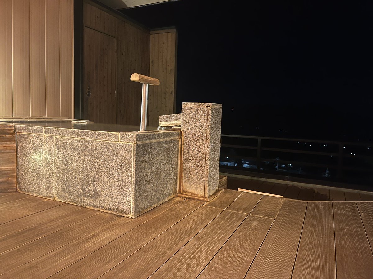 伊香保のホテル木暮

飯良し、貸切風呂良し、大浴場良し、部屋良し、子連れに良し
最高でした。