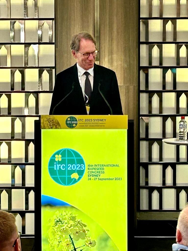 ufop_de's tweet photo. Eminent Scientist Award an Dr. Martin Frauen (NPZ) verliehen! Beim @ircsydney2023 wurde er vom #GCIRC als dritter Deutscher nach Röbbelen und Friedt für sein Lebenswerk in der Züchtungsforschung bei #Raps ausgezeichnet.
https://t.co/ieKNpKm1Mz https://t.co/zCtZwXzmDS