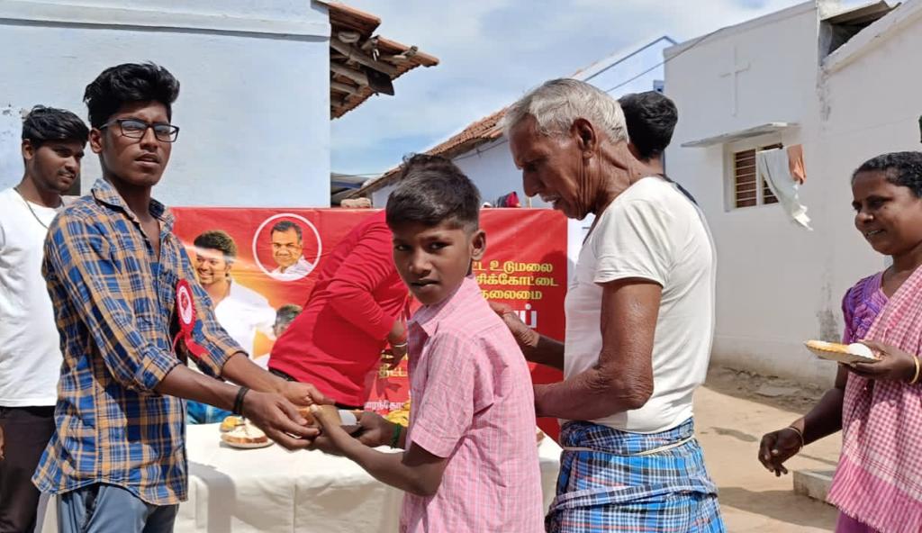 Ranjankumar.R.J (@jranjankumar) on Twitter photo 3வது வாரம் #தளபதி <a href="/actorvijay/">Vijay</a> அவர்களின் #விலையில்லா #சத்துணவு திட்டம் <a href="/TirupurSouthVMI/">திருப்பூர் தெற்கு மாவட்டம் தமிழக வெற்றிக் கழகம்</a> உடுமலை #தெற்கு ஒன்றிய #குறிச்சிக்கோட்டை பகுதி தொண்டரணி <a href="/BussyAnand/">N Anand</a> சார்பாக குழந்தைகள் & பெரியோர்களுக்கு ரொட்டி, முட்டை, பால், வாழைப்பழம் ஆகிய ஊட்டச்சத்து உள்ள உணவுகள் வழங்கப்பட்டன.🥛 <a href="/TVMIoffl/">Thalapathy Vijay Makkal Iyakkham</a> 3வது வாரம் #தளபதி <a href="/actorvijay/">Vijay</a> அவர்களின் #விலையில்லா #சத்துணவு திட்டம் <a href="/TirupurSouthVMI/">திருப்பூர் தெற்கு மாவட்டம் தமிழக வெற்றிக் கழகம்</a> உடுமலை #தெற்கு ஒன்றிய #குறிச்சிக்கோட்டை பகுதி தொண்டரணி <a href="/BussyAnand/">N Anand</a> சார்பாக குழந்தைகள் & பெரியோர்களுக்கு ரொட்டி, முட்டை, பால், வாழைப்பழம் ஆகிய ஊட்டச்சத்து உள்ள உணவுகள் வழங்கப்பட்டன.🥛 <a href="/TVMIoffl/">Thalapathy Vijay Makkal Iyakkham</a>