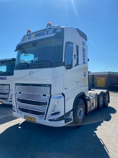 Combextransport's tweet photo. Chauffeurs Alex en Peter hebben onlangs de gloednieuwe Volvo FH460 trucks in gebruik genomen. Wij investeren voortdurend in modern materiaal. Op naar veel veilige kilometers! 💪🛣️ 
#Transport #Logistiek #VolvoTrucks #Veiligheid https://t.co/ShslAHd1Zz