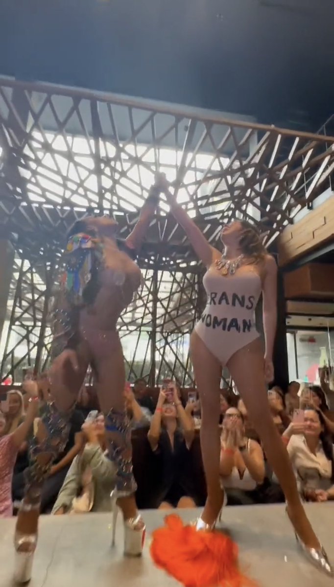 elvssszzz's tweet photo. The POWER this shot holds 💪🏻🏳️‍⚧️✨

@itsmekatkat @berniediday 

#TransPower #TransRevolution
#TransRightsAreHumanRights
#TeamKatkat #TeamBernie
#CaptivatingKatkat #CaptivaTEAMKATKAT https://t.co/XCD6mcq3cw