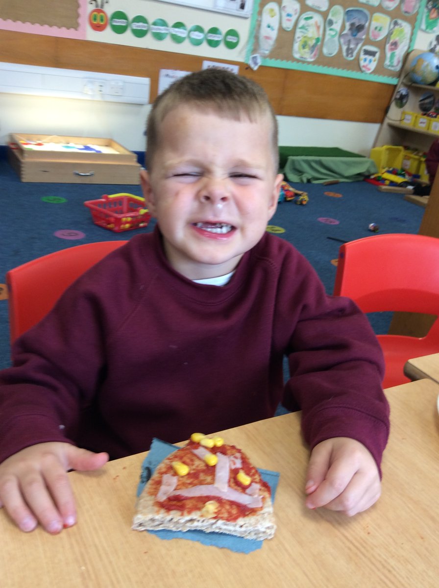 MelthamMoor's tweet photo. In Reception we have continued our topic 'Me and My World' by making pizza faces! We learnt how to use a bridge hold to carefully cut the food and then enjoyed naming our facial features too! #MMReception #MMDT https://t.co/TRcuXN45uR