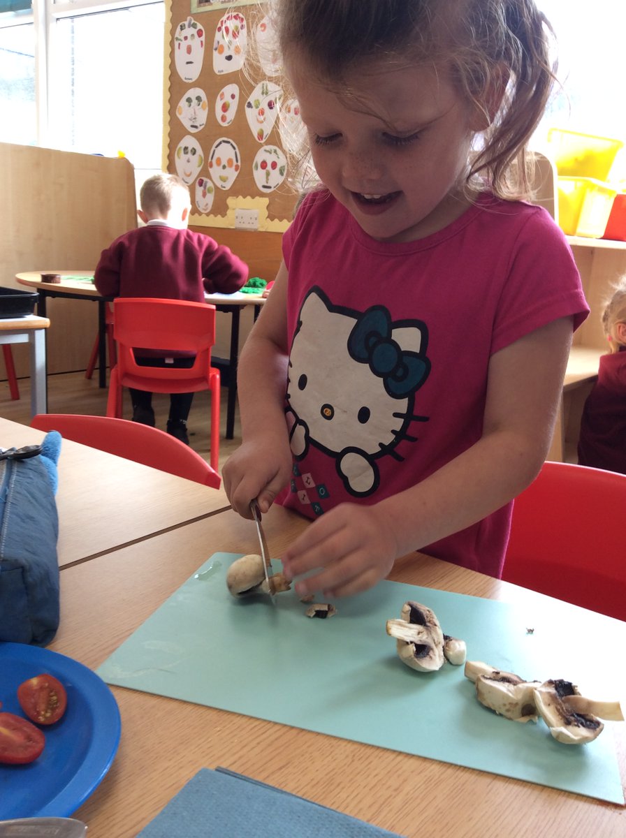 MelthamMoor's tweet photo. In Reception we have continued our topic 'Me and My World' by making pizza faces! We learnt how to use a bridge hold to carefully cut the food and then enjoyed naming our facial features too! #MMReception #MMDT https://t.co/TRcuXN45uR