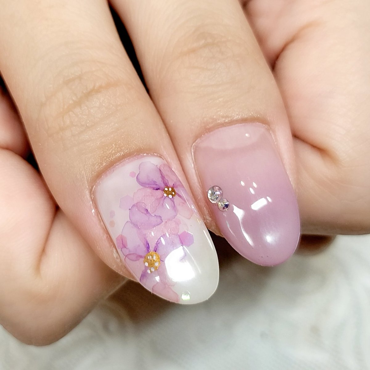 niconico_souna_'s tweet photo. この前仕入れたアートペンを使ったデザイン
早速お客様がお試し下さいました〜💕

この水彩画みたいなニュアンスフラワーやっぱりかわいい〜っ♡⁠(⁠Ӧ⁠ｖ⁠Ӧ⁠｡⁠)

#ネイリスト #メタリックアートペンン #WSPT #ネイル好きな人と繋がりたい https://t.co/LXNhHSiT5F