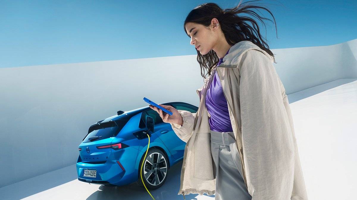 OpelSrbija's tweet photo. #OpelAstra #AllElectric opremljen je potpuno električnim pogonom, bez emisije štetnih gasova. Pored toga, pruža opciju „brzog punjenja“ i impresivan električni domet na jednom punjenju, što omogućava vožnju značajne udaljenosti – a to ga čini idealnim za duže putovanje. https://t.co/Q4yaipXzN8