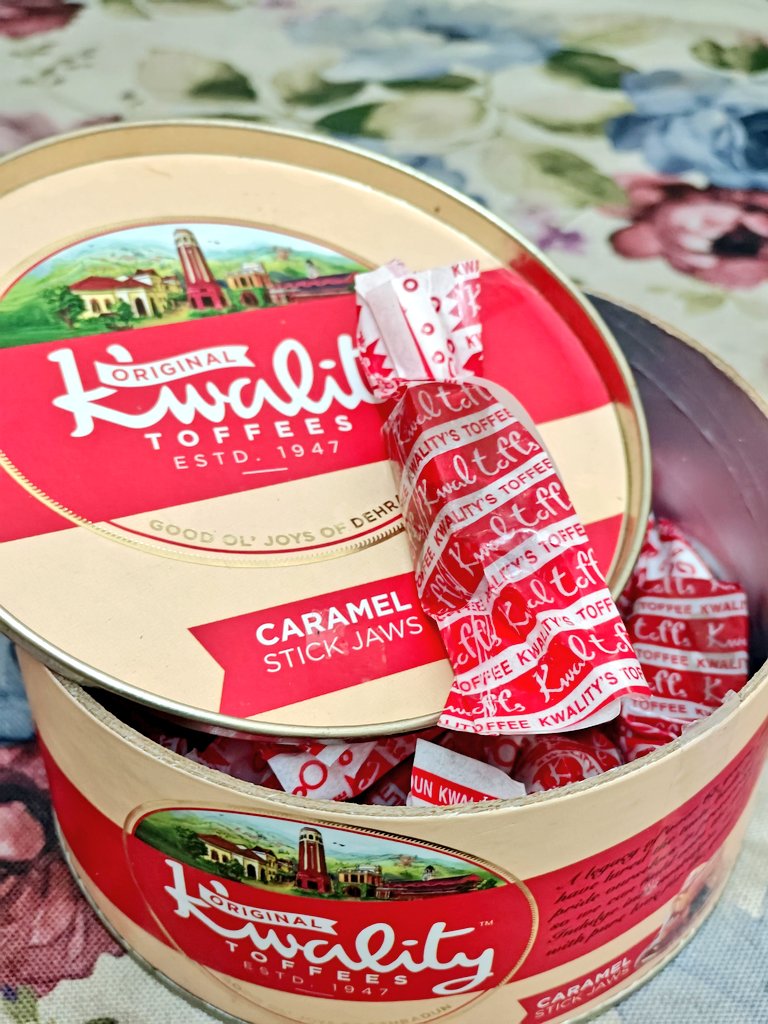 artizzzz's tweet image. #Dehradun trip essentials 
#Kwality stick jaws and a box of bliss and goodness from #Elloras 
🙂🥰
What else does one need...Heartfelt gratitude to the #Doon friends who know what it takes to brighten the day 💝