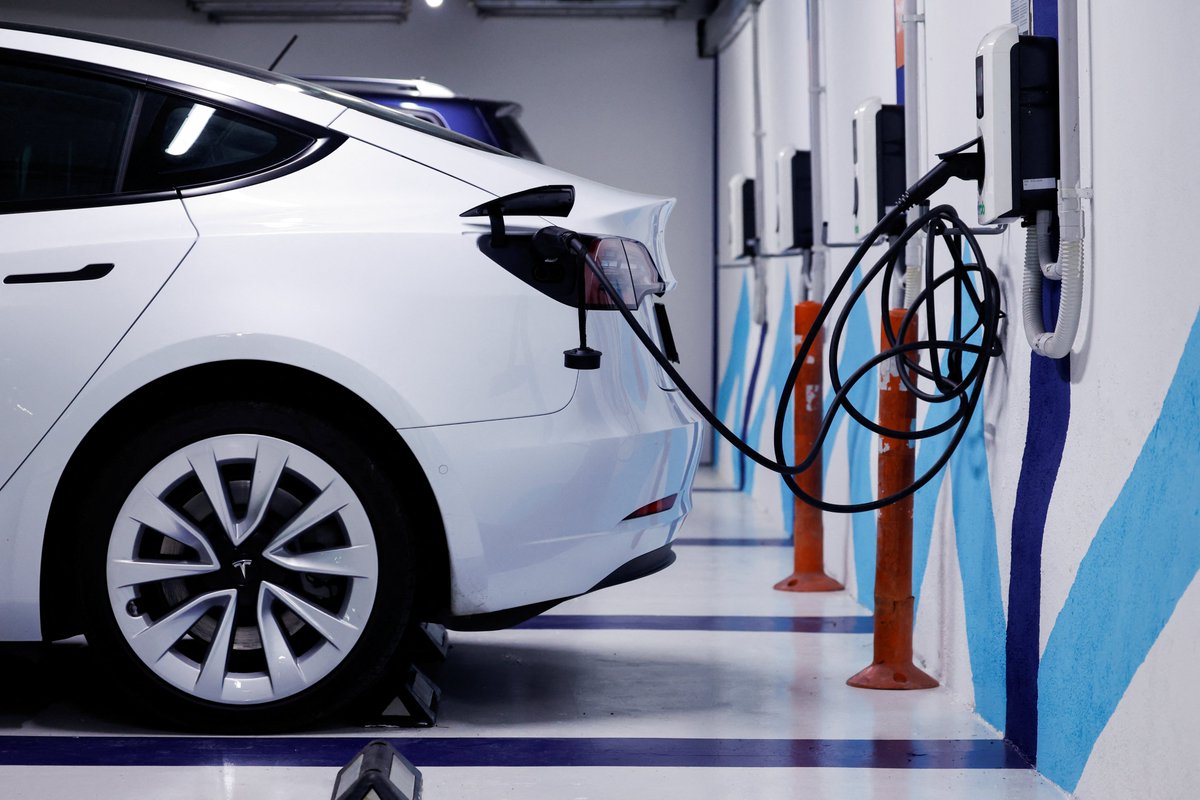 Cobylefko's tweet photo. What people think the future of sustainable transport looks like v. what the future of sustainable transport actually looks like https://t.co/42AOQokg4l