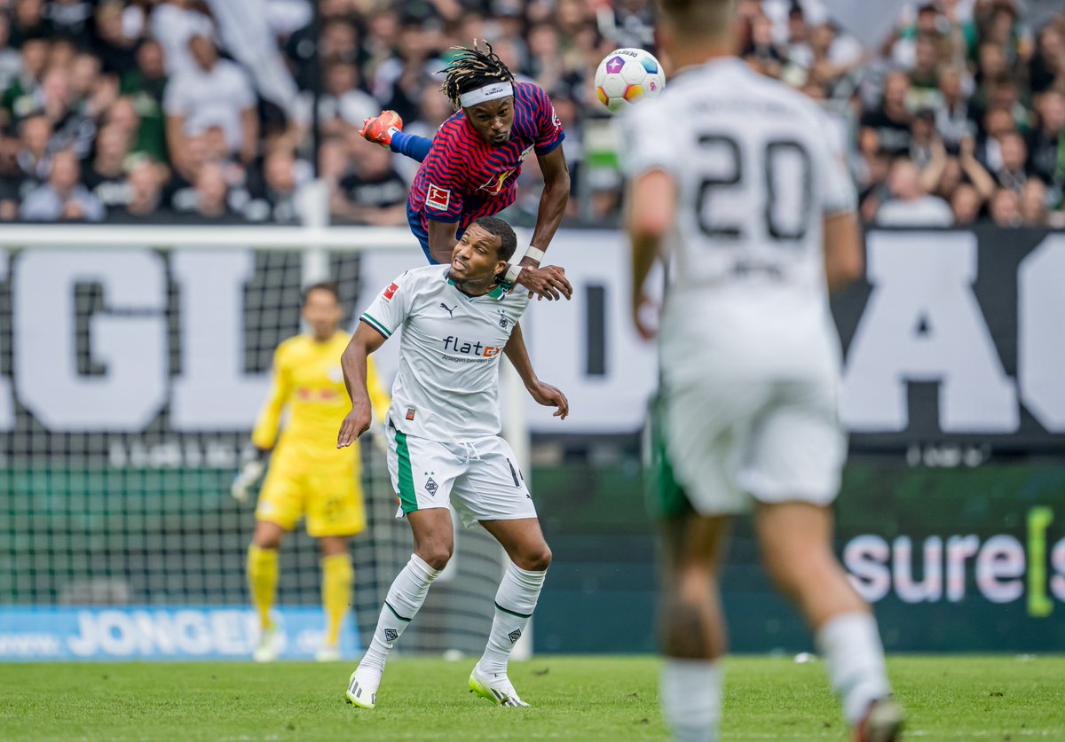 Mohamed Simakan bei einem Zweikampf im Spiel gegen Borussia Mönchengladbach.