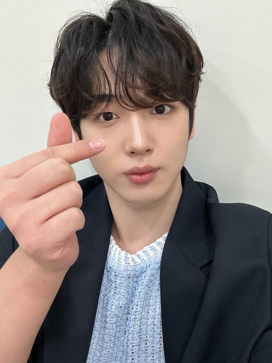 MC 하면 김요한, 김요한 하면 MC🎤
현실인지 가상인지 헷갈릴 듯한 미모를 자랑하며 월요병을 깔끔하게 물리쳐준 요하니와 얼마 남지 않은 연휴까지 이겨내보아요🧚‍♂️

#위아이 #WEi 
#김요한 #KIMYOHAN