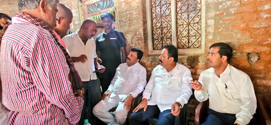 TPMalavalli's tweet photo. ಮೃತ ನರೇಗಾ ಕೂಲಿಕಾರ ಮನೆಗೆ ಕೃಷಿ ಸಚಿವರು ಹಾಗೂ ಮಂಡ್ಯ ಜಿಲ್ಲಾ ಉಸ್ತುವಾರಿ ಸಚಿವರಾದ ಎನ್.ಚಲುವರಾಯಸ್ವಾಮಿ ಮತ್ತು ಶಾಸಕರಾದ ಪಿ.ಎಂ.ನರೇಂದ್ರಸ್ವಾಮಿ ಭೇಟಿ ನೀಡಿ ಮೃತರ ಕುಟುಂಬಕ್ಕೆ ಸಾಂತ್ವನ ತಿಳಿಸಿದರು.ನಂತರ ಜನತಾ ದರ್ಶನ ಕಾರ್ಯಕ್ರಮದಲ್ಲಿ ಮೃತ ನರೇಗಾ ಕೂಲಿಕಾರ ಕುಟುಂಬಕ್ಕೆ ನರೇಗಾ ಯೋಜನೆಯಡಿ 2 ಲಕ್ಷ ರೂ ಪರಿಹಾರ ಚೆಕ್ ವಿತರಣೆ ಮಾಡಿದರು. https://t.co/TpA67LuCBA
