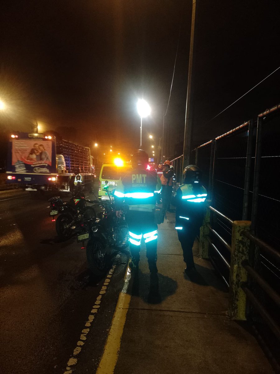 juanVictorCas1's tweet photo. #Actualización TOMAS AÉREAS DONDE OCURRIÓ LA TRAGEDIA. @Ejercito_GT y bomberos continúan la búsqueda en el asentamiento Dios es Fiel, bajo el puente el Naranjo, zona 7, se habla de 19 desaparecidos-8 adultos-11 menores- luego que una correntada arrastrara varias viviendas. https://t.co/oo415mdOs4