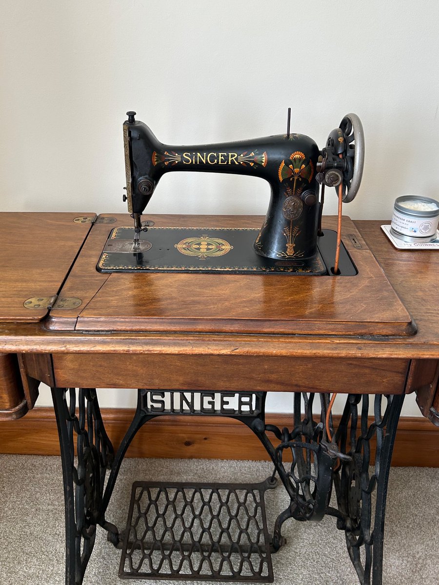 ahehealy's tweet photo. The duality of treadle machines. https://t.co/PdXZrdTsOK