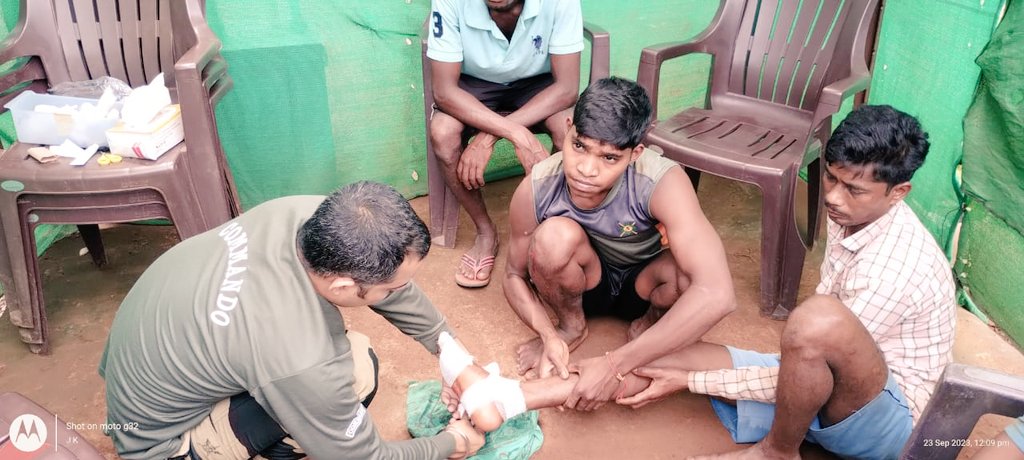 BSF_ANO_Command's tweet photo. 25/09/2023
#BSF troops of COB Phulpad, provided first aid and required medicines to three citizens of naxal affected village Tutin Dangra, Distt-Kanker, Chhattisgarh who got injured due to Bike accident.
#BSFWithTribal
#HuminityFirst https://t.co/e86bimyDxu