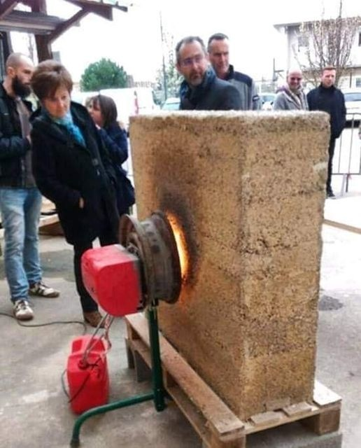 cannabishub's tweet photo. Hemp fibre wall, stayed for 4 hours under heat of 360° and barely burned 🚫🔥

Hemp walls are soundproof and act as an insulating layer for houses 🏘️ https://t.co/QKgS86BagR