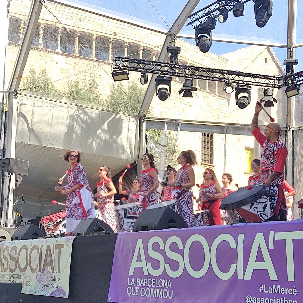 Posem punt i final a la Festa de l’#Associat2023 ballant amb <a href="/batalabarcelona/">Batala Barcelona</a>. Moltes gràcies a totes i a tots per fer de #LaMerce, la festa de l'associacionsime de #BCN. <a href="/bcncultura/">Barcelona Cultura</a>.
