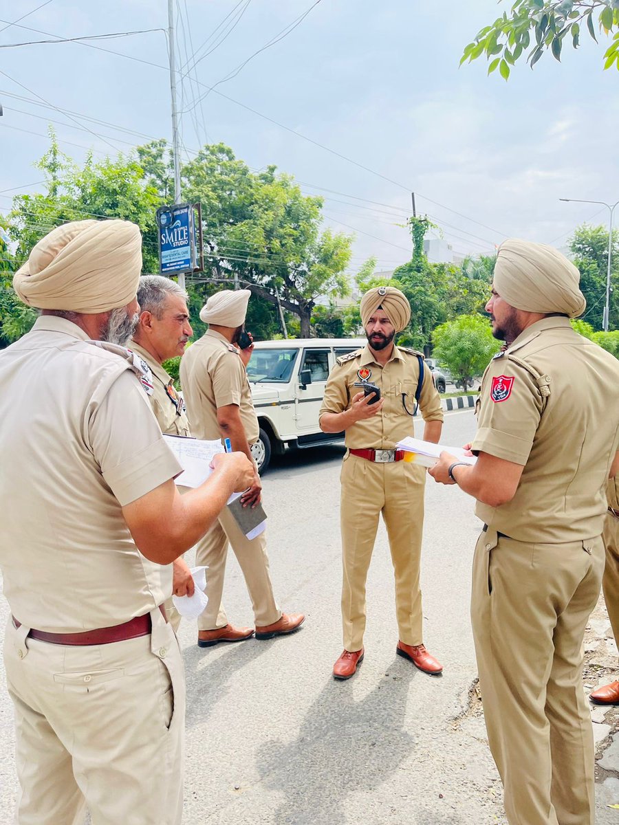 cpasr_psranjita's tweet photo. ਸ਼ਹਿਰ ਵਿੱਚ ਵੀ.ਆਈ.ਪੀ ਦੀ ਆਮਦ ਦੇ ਮੱਦੇਨਜ਼ਰ, ਮੁੱਖ ਅਫ਼ਸਰ ਸਾਹਿਬ ਵੱਲੋਂ ਵੀ.ਆਈ.ਪੀ ਰੂਟ ਪਰ ਸੁਰੱਖਿਆ ਦੇ ਸਖ਼ਤ ਪ੍ਰਬੰਧ ਕੀਤੇ ਗਏ ਤਾਂ ਜੋ ਕਿਸੇ ਵੀ ਅਣਸੁਖਾਵੀਂ ਘਟਨਾ ਤੋਂ ਬਚਿਆ ਜਾ ਸਕੇ।
#vipduty
#amritsarpolicecommisioner
#psranjitavenue https://t.co/YXU6ktTXZ5