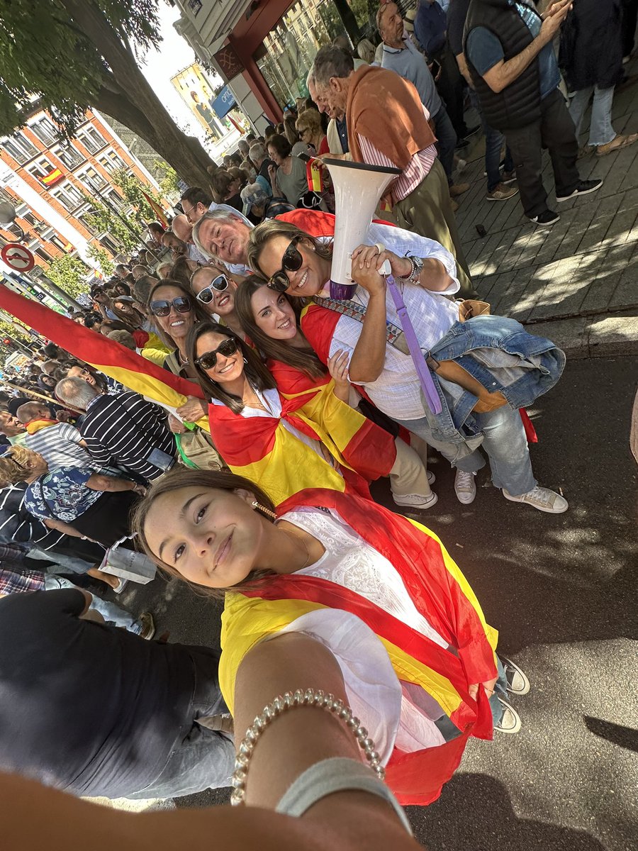 ppmontillaes's tweet photo. 🚌 Ayer nos desplazamos a Madrid para decirle a Sánchez que: 

España 𝗡𝗢 está en 𝘃𝗲𝗻𝘁𝗮. Nuestra 𝗱𝗶𝗴𝗻𝗶𝗱𝗮𝗱 y 𝗱𝗲𝗺𝗼𝗰𝗿𝗮𝗰𝗶𝗮 𝗡𝗢 están en venta. La 𝗶𝗴𝘂𝗮𝗹𝗱𝗮𝗱 de los españoles 𝗡𝗢 está en venta.

🇪🇸 POR ESPAÑA Y SU FUTURO 🇪🇸 https://t.co/CV6wS0IeWV