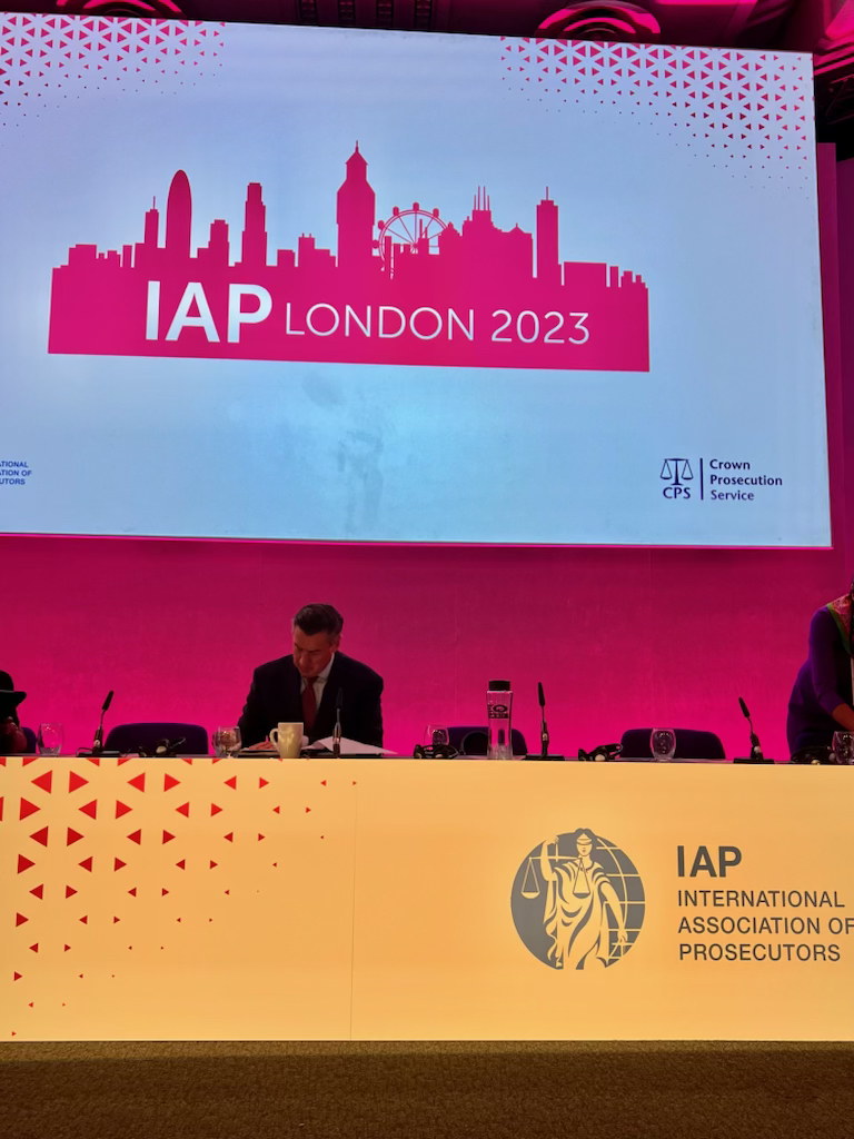 ndaajustice's tweet image. Proud moments at the #IAPConference in London! 🇬🇧 NDAA&apos;s very own John Flynn took the stage at the opening plenary. Plus, snapshots with our current president, Charlie Smith! #ProsecutionExcellence 
@IAP_Official @DAErieCountyNY