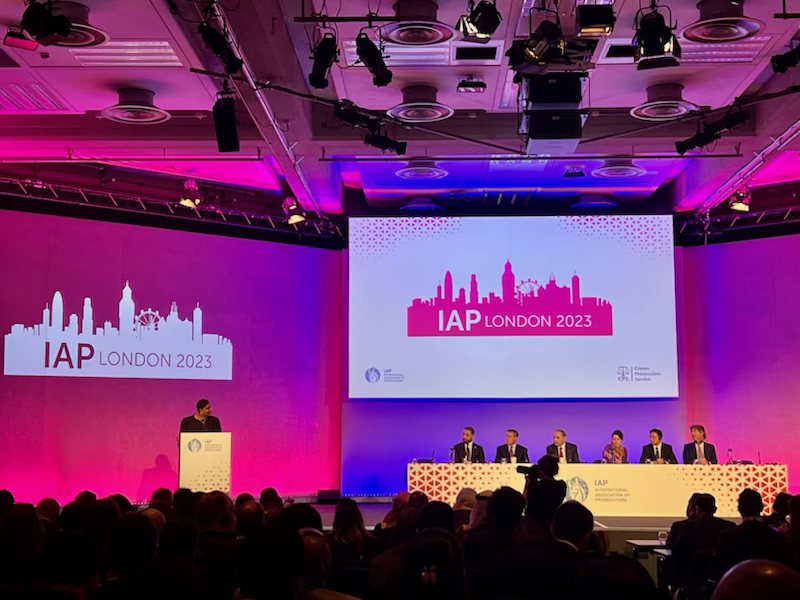 ndaajustice's tweet image. Proud moments at the #IAPConference in London! 🇬🇧 NDAA&apos;s very own John Flynn took the stage at the opening plenary. Plus, snapshots with our current president, Charlie Smith! #ProsecutionExcellence 
@IAP_Official @DAErieCountyNY