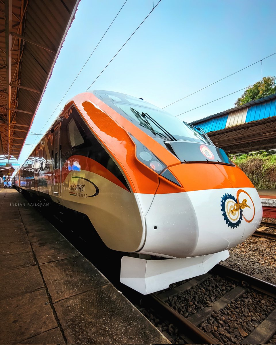 🧡 Saffron Vande Bharat Express 🤩
Kerala's Second Vande Bharat Express at Kasaragod on its Inauguration day. #VandeBharatExpress #orangegreyvibe #saffronvandebharatexpress <a href="/AshwiniVaishnaw/">Ashwini Vaishnaw</a> <a href="/DRMPalghat/">Palakkad Division</a> <a href="/GMSRailway/">Southern Railway</a> <a href="/RailMinIndia/">Ministry of Railways</a>
