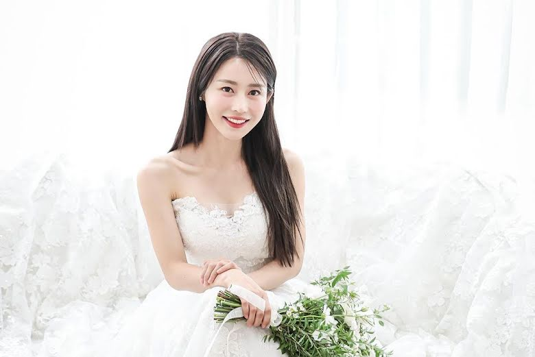 KDramaHandle's tweet photo. #CrashLandingOnYou actress #KimAhRa surprises with wedding announcement on Instagram. 

She's set to marry in October, sharing engagement photos and teasing her handsome husband. 

Congratulations to the couple 💍🎉 https://t.co/IMAzB5h8dT