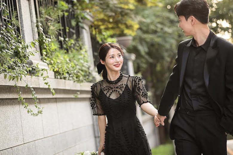 KDramaHandle's tweet photo. #CrashLandingOnYou actress #KimAhRa surprises with wedding announcement on Instagram. 

She's set to marry in October, sharing engagement photos and teasing her handsome husband. 

Congratulations to the couple 💍🎉 https://t.co/IMAzB5h8dT