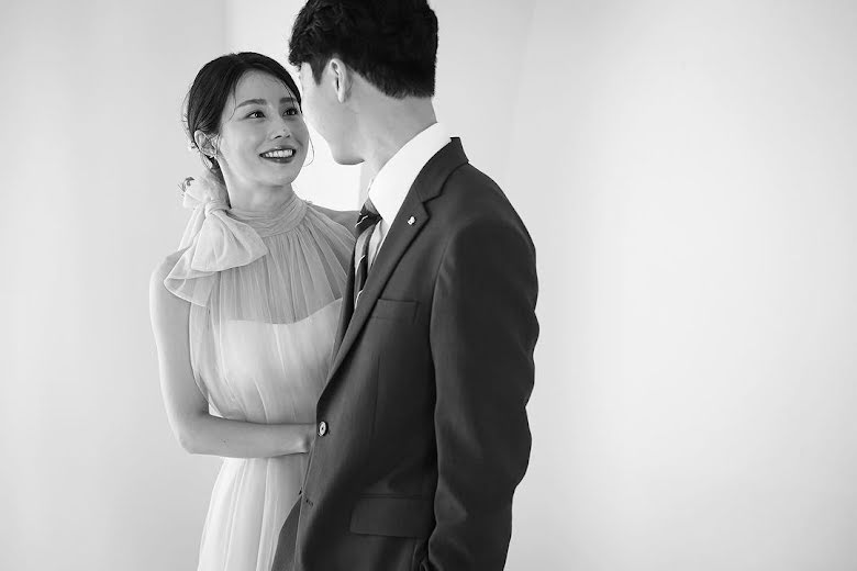 KDramaHandle's tweet photo. #CrashLandingOnYou actress #KimAhRa surprises with wedding announcement on Instagram. 

She's set to marry in October, sharing engagement photos and teasing her handsome husband. 

Congratulations to the couple 💍🎉 https://t.co/IMAzB5h8dT