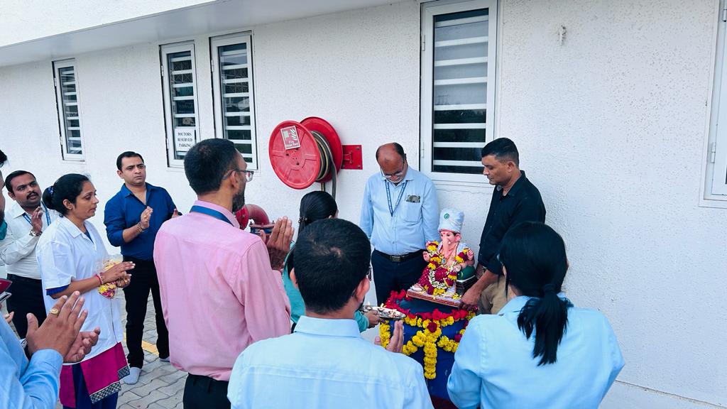 ગણપતિ બાપા મોરિયા...અગલે બરસ તુ જલ્દી આ.

Ganpati Visarjan at our Hospital.

#GanpatiVisarjan #GaneshVisarjan #Ganeshotsav #GaneshChaturthi #GanpatiBappaMorya #CulturalTradition #FestivalMoments #naryansmruti #multispecilityhospital #vadodaracity