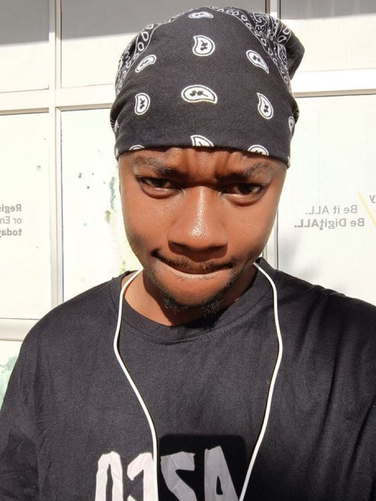 Zalusoarts's tweet image. Meet Richy (@Asapxrichy),  a self taught visual artist. His art is heavily influenced by the music he listens to, emotions and life experiences. Check out more of his work on IG: @asvpxrichy 

#ArtistFeature #Artists #creatives #Malawi