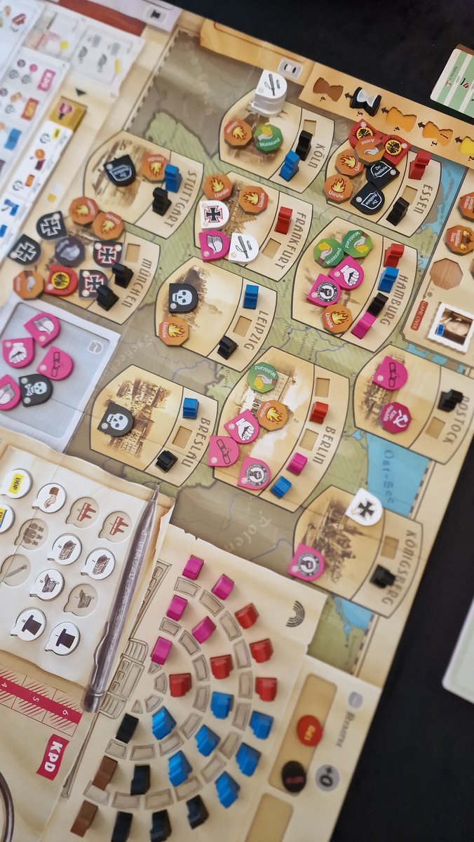 Die Republik brennt. Ich spiele wirklich viel und fast alles gern, aber selten hat mich ein Spiel so in den Bann geschlagen wie @MatthiasCramer1 s "Weimar".