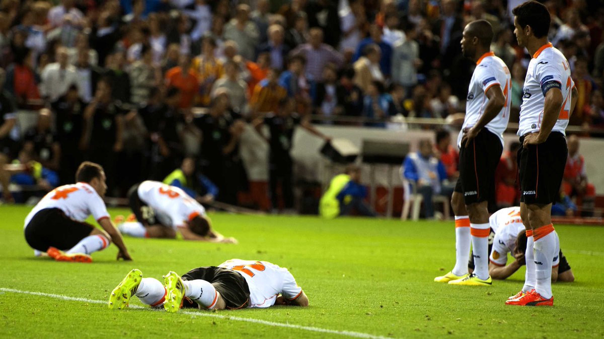 Bookerisme's tweet photo. Tenía 13 años, lo que lloré esa noche no lo he llorado por nada más.

Es increíble lo cruel que ha sido y es el fútbol con el Valencia, los psicólogos se deben forrar con los valencianistas. https://t.co/IiZnYm3E2A
