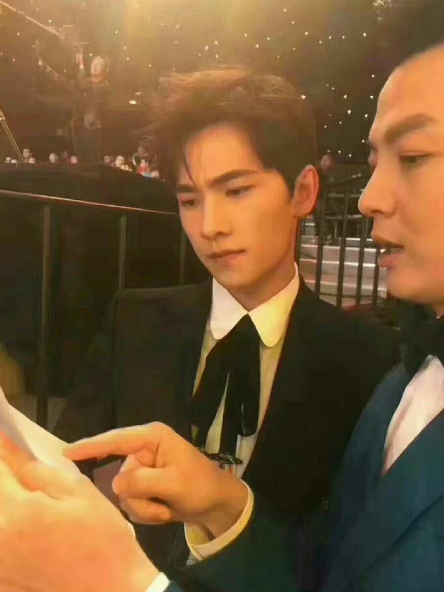 XiaYang0099's tweet photo. He’s devoted when he’s at work and still got blacked by so many! 

#杨洋 #楊洋 #YangYang #yang_0099 #yangmao #羊毛 #yangyangfans #杨洋粉丝 #YangYangicon #杨洋icon #loveofmylife #30DaysWithYangYang杨洋 #xiayang0099 #themosthandsomemanever #♥️最帥的男神♥️ https://t.co/4sk9oczEaL