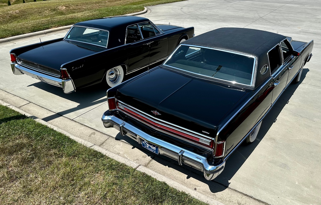 streetsidecars's tweet photo. Town Car or Continental? 

#Lincoln #LincolnMotorCompany #AmericanLuxury #Cars #Cars247 #ClassicCars #ClassicCarsDaily #StreetsideClassics #V8 #Ford https://t.co/2YLEOAP2y3