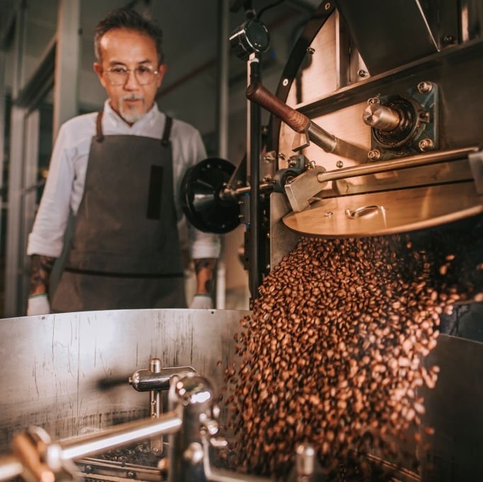 Witness the art of roasting in action! Asian senior craftsperson, a true master, observes as freshly roasted coffee beans gracefully enter the cooling cylinder. It's a moment of precision & flavor. ☕🌱 #RoastMaster #coffee #coffeelovers #roastedcoffee #cafe #morning #espresso