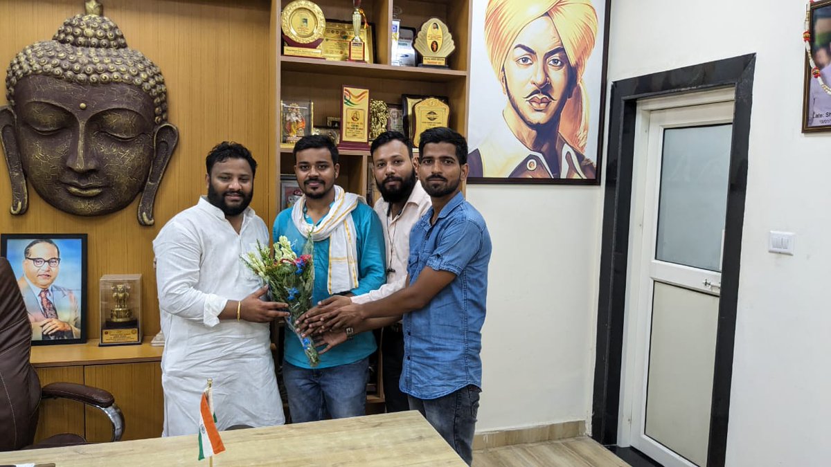 आम आदमी पार्टी <a href="/AAPDelhi/">Aam Aadmi Party Delhi</a> विधायक <a href="/KuldeepKumarAAP/">MLA Kuldeep Kumar</a> जी को बीएड का पूरा मुद्दा बताया उन्होंने हमलोगो को न्याय दिलाने की बात कही है ।धन्यवाद विधायक जी और आम आदमी पार्टी <a href="/ArvindKejriwal/">Arvind Kejriwal</a>