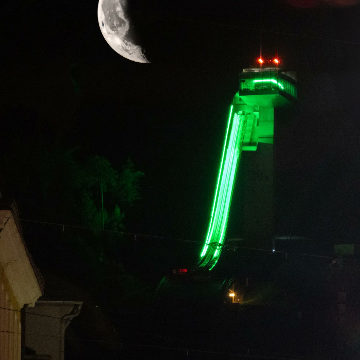 OroborosI's tweet photo. #lightupformito on Saturday was a success with the Bergisel Ski Jump illuminated green to show support for World Mitochondrial Disease Week. 

#mito #mitochondria #WorldMitoWeek #mitochondrialdisease https://t.co/ODLqaMFfqt
