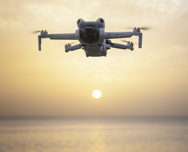 SekidoCorp's tweet photo. ［ほら、超ビッグな存在感］DJI Mini 4 Pro 登場！
https://t.co/ZIQZqxVVhP

「Air 3 から中望遠をカットし、3万円ほど安くなったドローン」 Mini 4 Pro はそんなエントリーモデルです。
このサイズ、この価格帯で 全方向障害物検知 はレジェンドクラスの衝撃。

セキドおなじみのSDカードセットは、コストパフォーマンスに優れたSamsungへ変更。
128GBがセットなので、ストレージの心配は不要です。差額220円でメディアが付くなら、断然コッチです。
https://t.co/ZIQZqxVVhP

Miniシリーズ史上最高の空撮性能
さあ、（即納のうちに）新しいドローン体験へ。

#DJI
#Mini4pro
#ドローン
#セキドリアタイ祭り