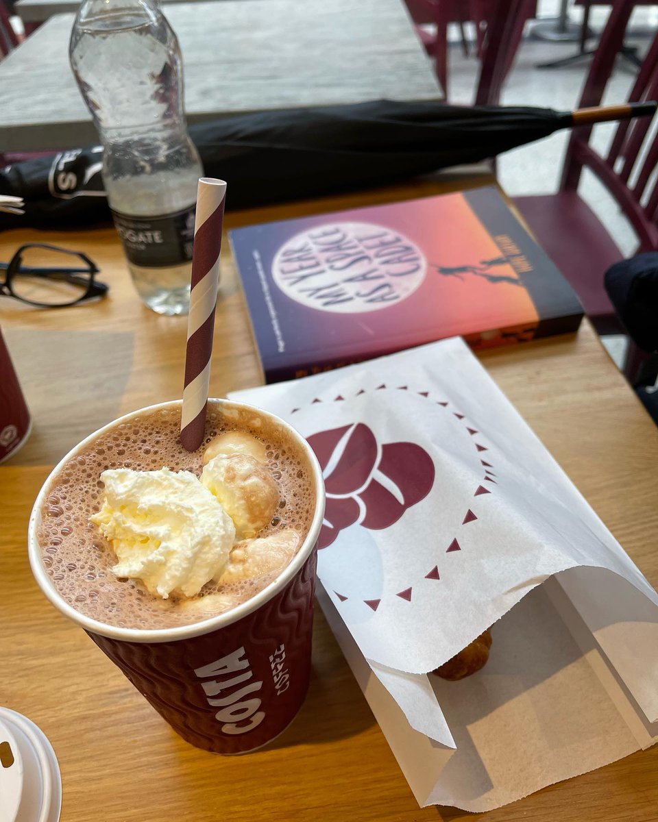 LitDigitally's tweet photo. Nothing quite compares to reading a book by your favorite author, even when you find yourself amidst the bustling streets of London.
Ariela said, "Taking a book from one of my favourite authors around the world with me ✈️
#atlanticbooks #atlanticcanadianbooks #books https://t.co/pRw0ngpH3U