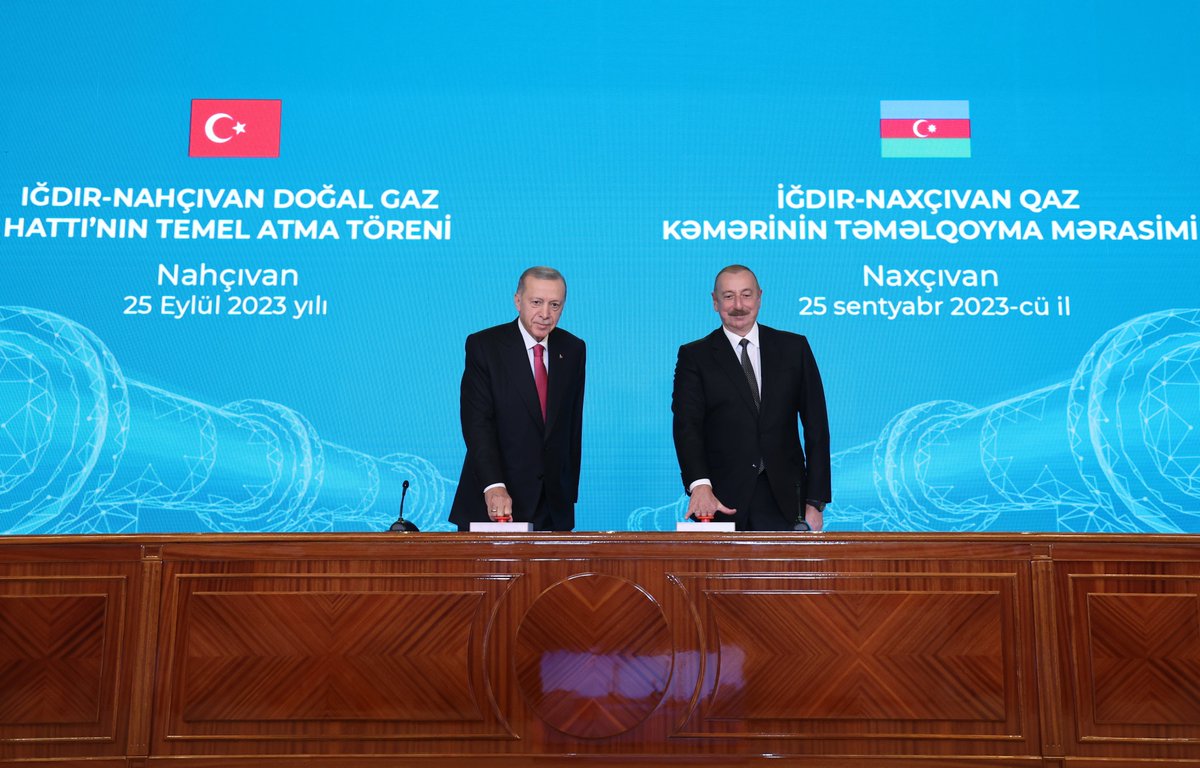 Bugün aziz gardaşım İlham Aliyev ile Iğdır-Nahçıvan Doğal Gaz Hattı'nın temelini attık.

Proje, Azerbaycan'la enerji alanındaki ortaklığımızı daha da derinleştireceği gibi Avrupa'nın enerji arz güvenliğine de katkı sağlayacaktır. Hayırlı olsun. 🇹🇷🇦🇿