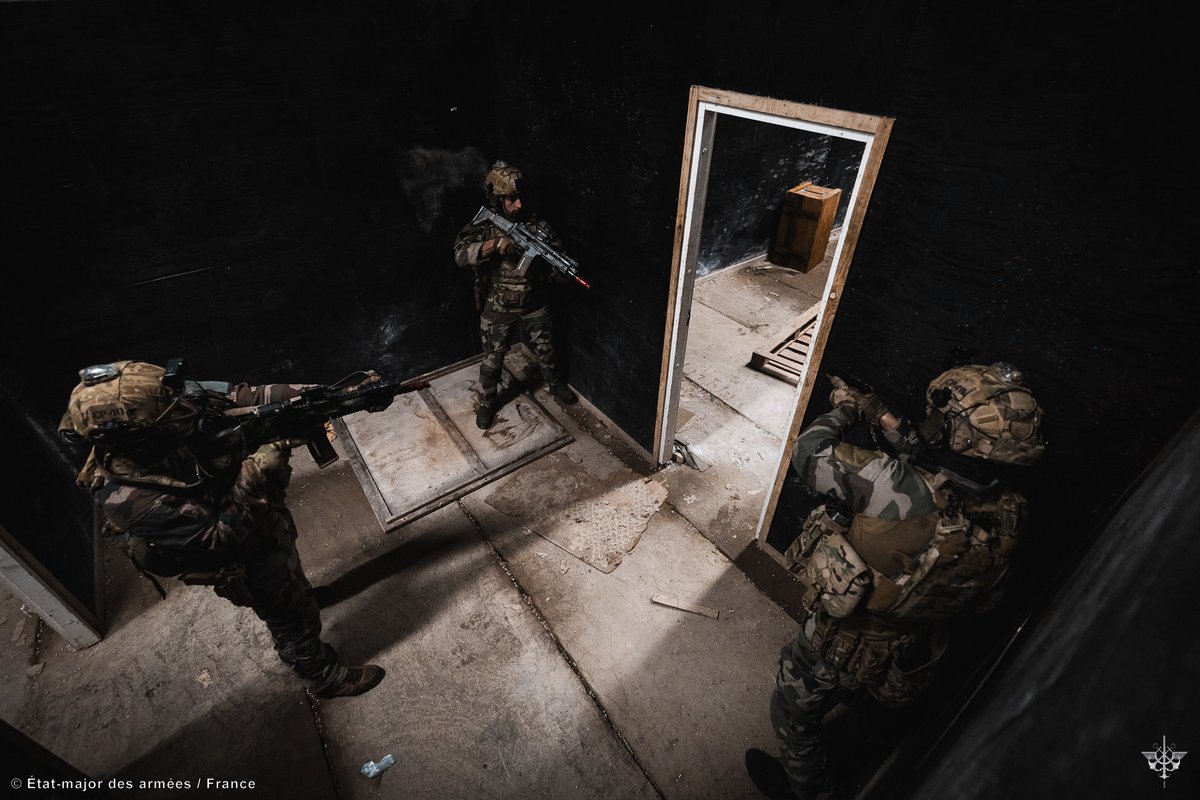 armeedeTerre's tweet image. #MissionLynx 🇪🇪 1er entraînement au combat urbain de la compagnie d'infanterie légère 🇫🇷

Une initiative conjointe avec les forces estoniennes pour confronter la compagnie à un nouvel environnement de combat 💥👇

defense.gouv.fr/operations/act…
#MissionsOps @FrForcesEstonia @EtatMajorFR