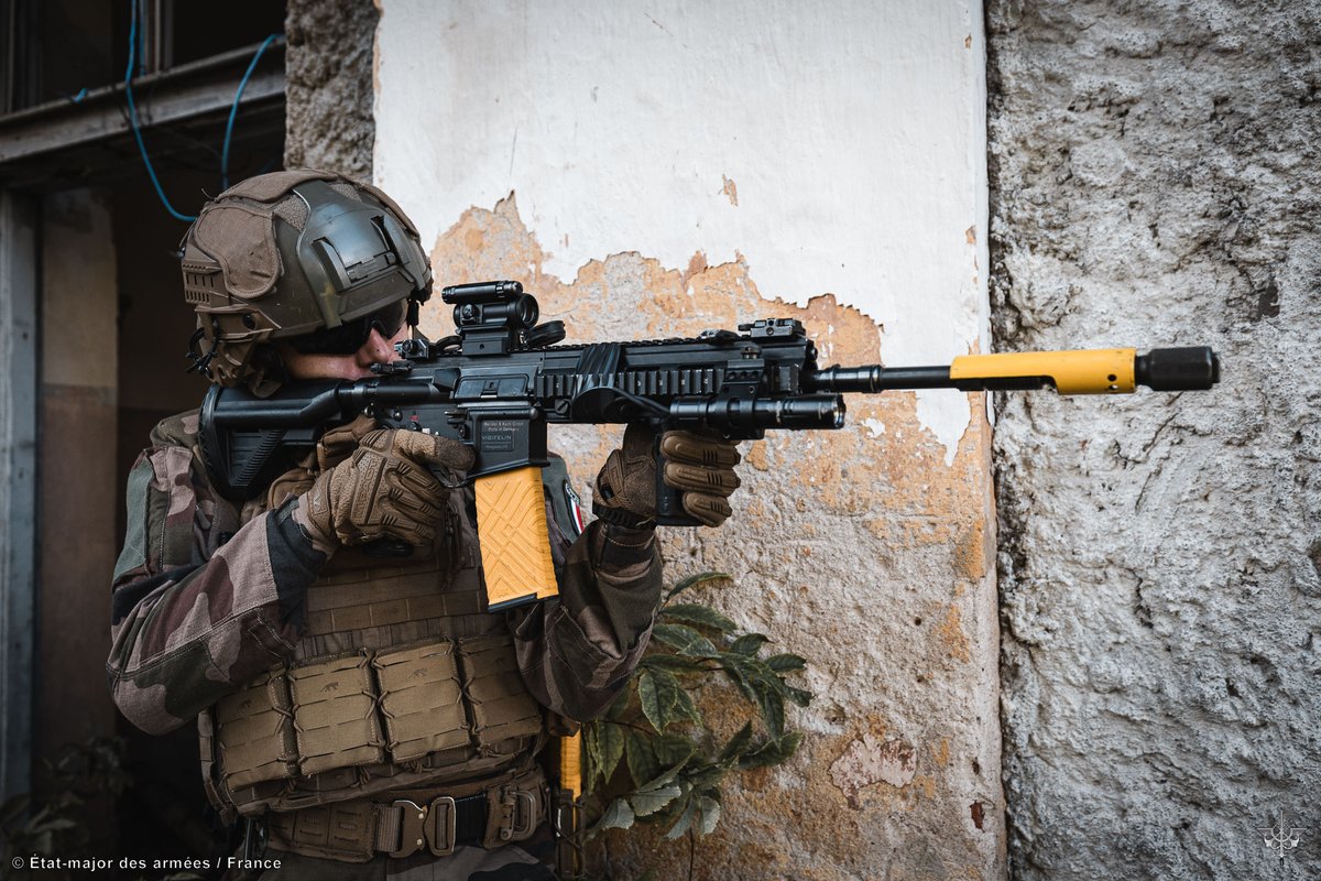 armeedeTerre's tweet image. #MissionLynx 🇪🇪 1er entraînement au combat urbain de la compagnie d'infanterie légère 🇫🇷

Une initiative conjointe avec les forces estoniennes pour confronter la compagnie à un nouvel environnement de combat 💥👇

defense.gouv.fr/operations/act…
#MissionsOps @FrForcesEstonia @EtatMajorFR