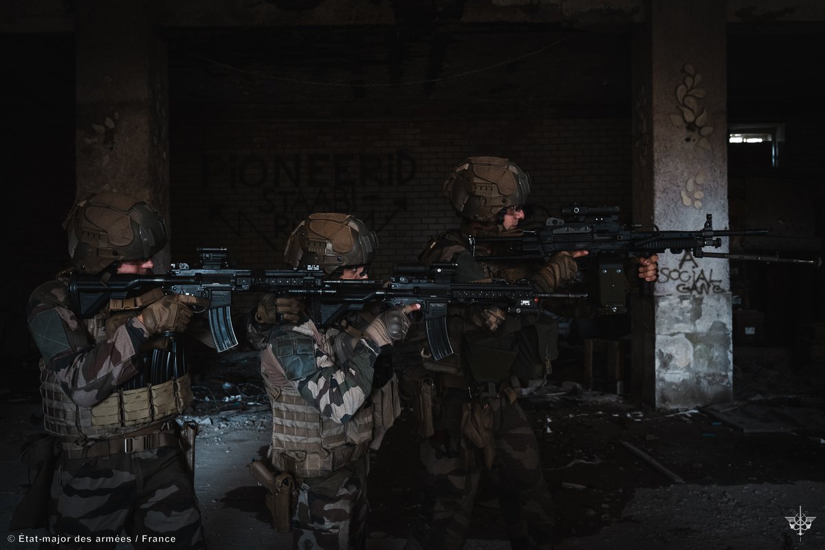 armeedeTerre's tweet image. #MissionLynx 🇪🇪 1er entraînement au combat urbain de la compagnie d'infanterie légère 🇫🇷

Une initiative conjointe avec les forces estoniennes pour confronter la compagnie à un nouvel environnement de combat 💥👇

defense.gouv.fr/operations/act…
#MissionsOps @FrForcesEstonia @EtatMajorFR