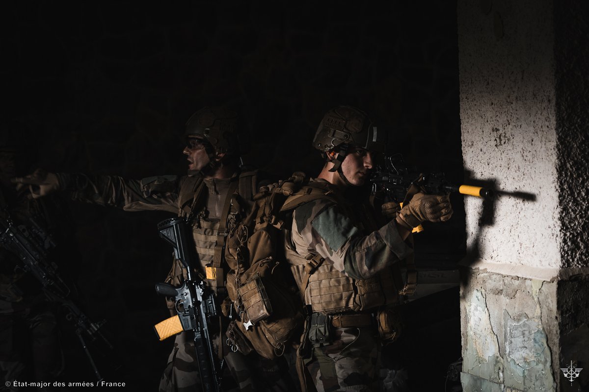 armeedeTerre's tweet image. #MissionLynx 🇪🇪 1er entraînement au combat urbain de la compagnie d'infanterie légère 🇫🇷

Une initiative conjointe avec les forces estoniennes pour confronter la compagnie à un nouvel environnement de combat 💥👇

defense.gouv.fr/operations/act…
#MissionsOps @FrForcesEstonia @EtatMajorFR