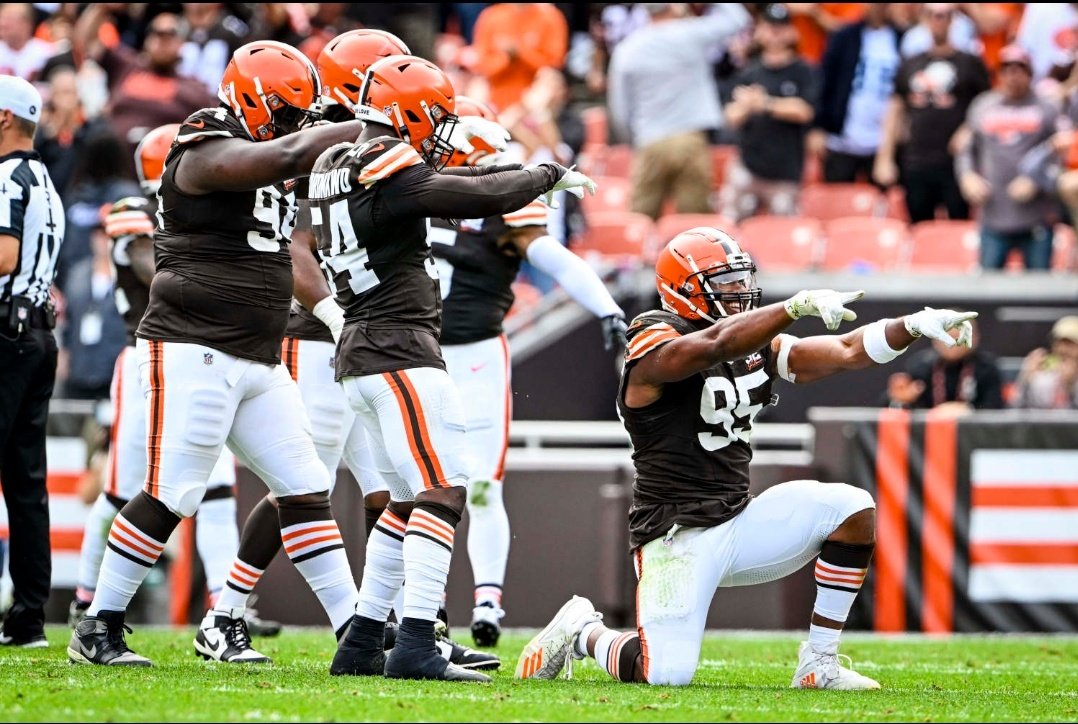 karnsies817's tweet photo. After scoring 3 points on the day, Cincinnati threw in the towel with 6 minutes left down 21.

The Pittsburgh Steelers didn't run a single play inside the 30 against Cleveland.

Last time the Titans had 94 yards of total offense, they were the Oilers.

SUPER. BOWL. CALIBER. https://t.co/k0kqKn6iug