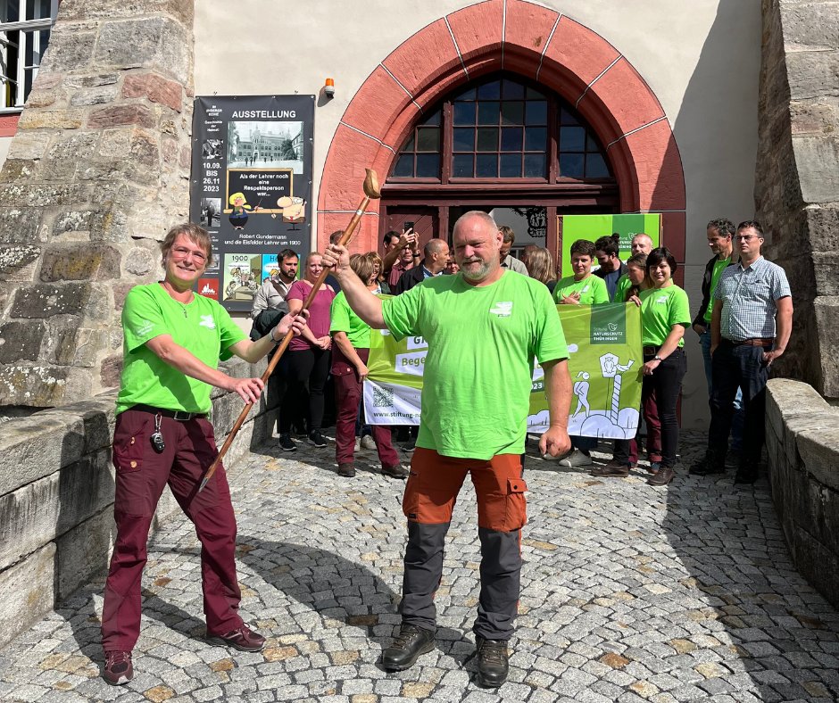 Letzte Woche waren wir mit unserer Veranstaltungsreihe #GrenzenloseNaTour im Abschnitt "Grabfeld" am #GrünesBand #Thüringen unterwegs! 🌿🏰<a href="/denispeisker/">Denis Peisker</a> @bgmheld  Alle Infos zur Woche #6 unserer Begegnungen am Grünen Band findet ihr auf unserem #Blog ➡️ stiftung-naturschutz-thueringen.de/erleben/grenze…