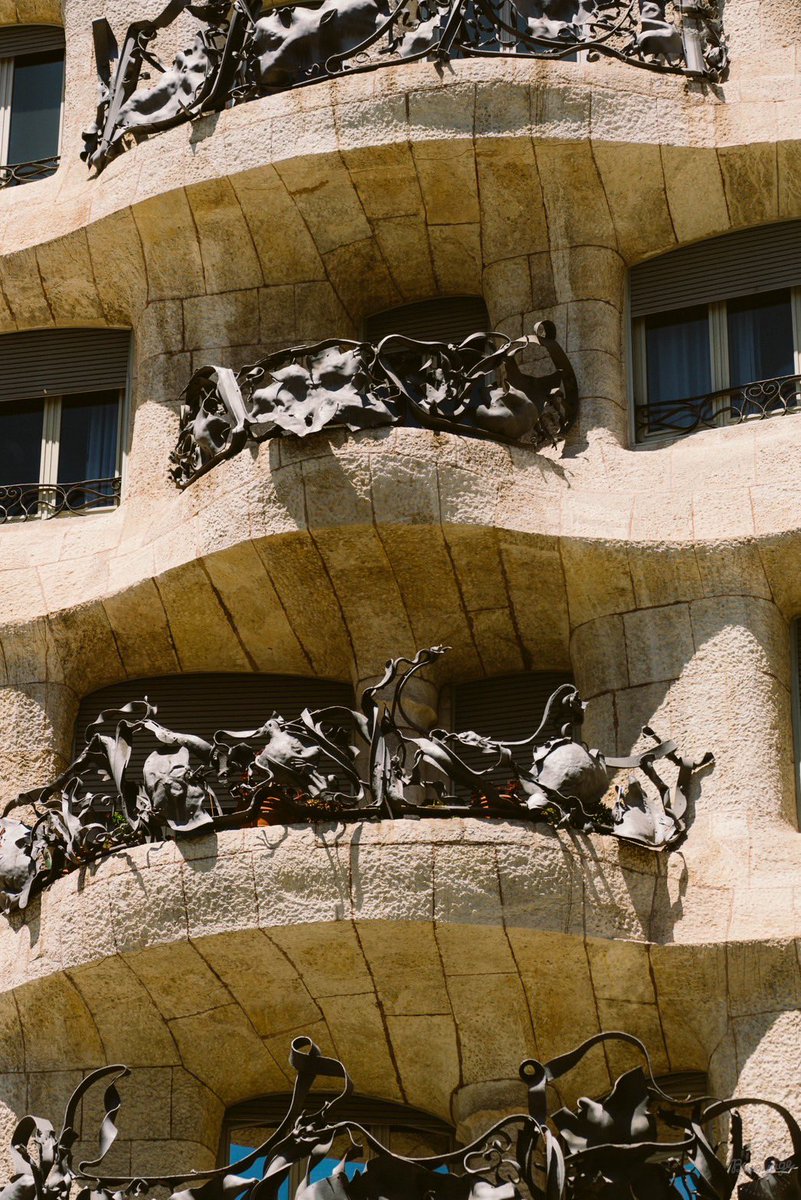 หลายคนคงรู้จักเมืองบาร์เซโลนากันอยู่แล้ว แต่มีใครรู้ไหมคะว่าเบื้องหลังสถาปัตยกรรมแสนสวยในเมือง กลับมีเรื่องราวที่น่าเศร้าซ่อนอยู่ ตอนเฟิร์นได้รู้ครั้งแรกก็เศร้ามาก ๆ เลยค่ะ 😭