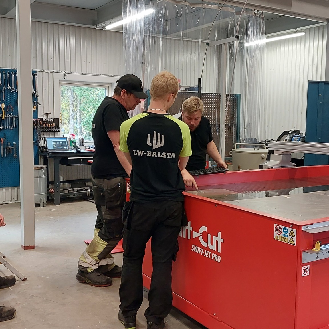 IntercutSverige's tweet photo. Nu är vår kund LW-Balsta igång och skär i sin nyinstallerade vattenskärmaskin 💥 SwiftJet PRO💥

Har ni en utmaning att lösa i er produktion? – Vi har lösningen!

Kontakta Lars Boström:

✉️ lars.bostrom@intercut.se

📞 070 515 6928 https://t.co/Ei9iwOptzO