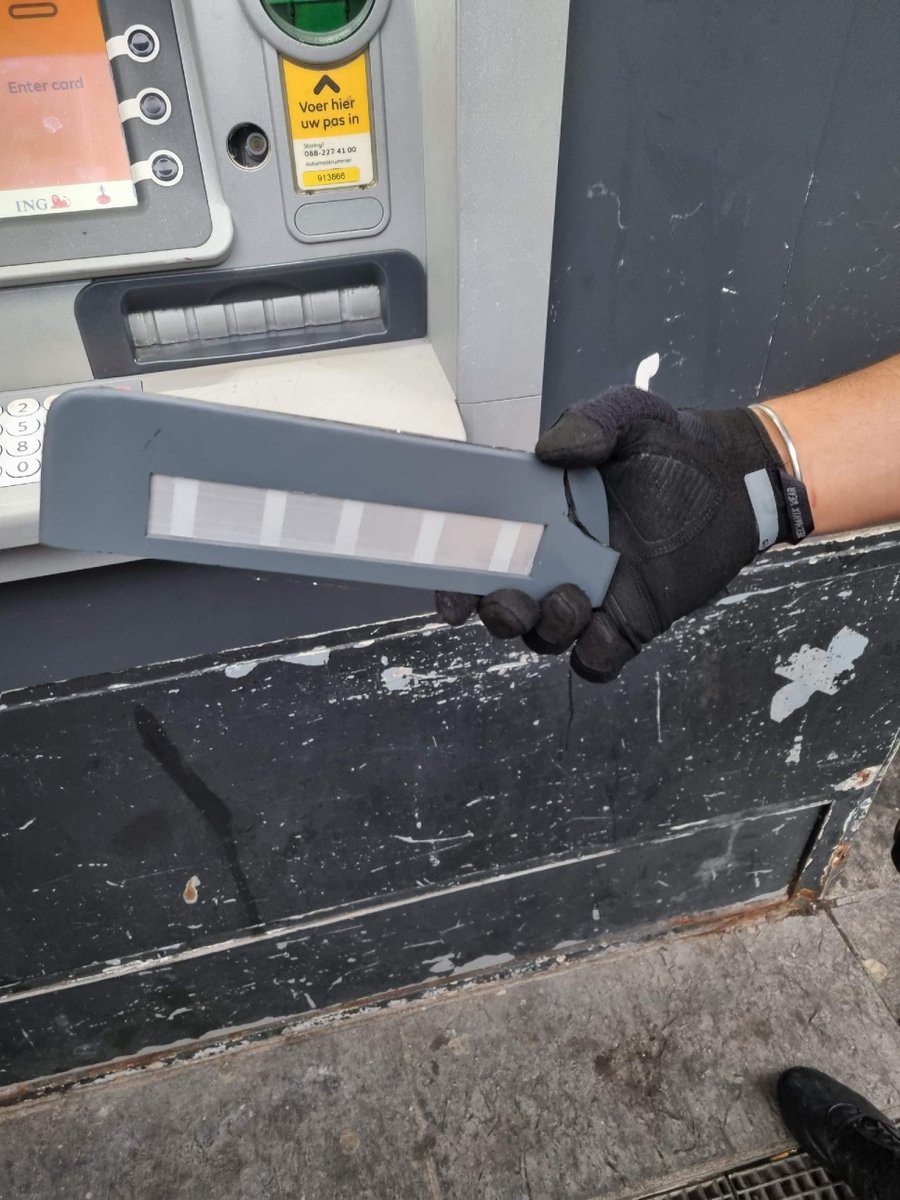 Hoe herken je een cashtrap? Op deze foto zijn de verschillen tussen een goed en een fout klepje in de pinautomaat zichtbaar. Let op het klepje dat hoort te openen. Vertrouw je het niet? Maak melding van de geldautomaat bij het vermelde nummer of bel met 0900-8844